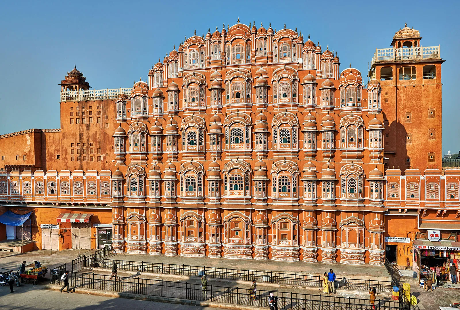 Front-facade-of-Palace-of-the-Winds-Hawa-Mahal-Jaipur-Rajasthan-India